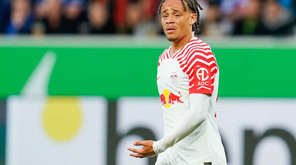 Leipzigs Xavi Simons steht auf dem Spielfeld. Ist er ein Bayern-Kandidat? / Foto: Uwe Anspach/dpa