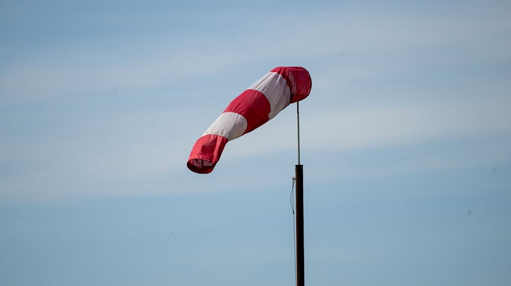 Eine Windfahne weht in der Luft. / Foto: Pia Bayer/dpa/Symbolbild