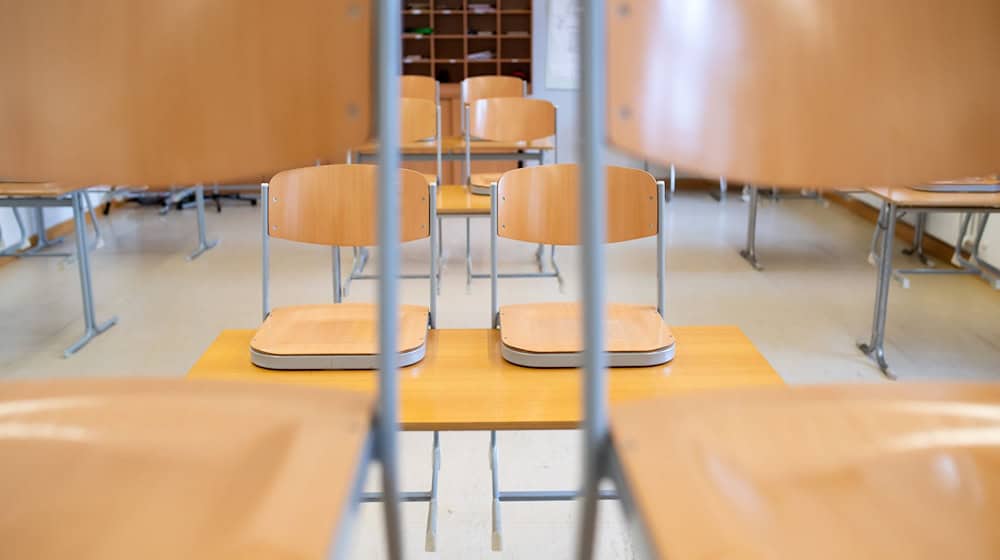 Ein leeres Klassenzimmer ist in einer Mittelschule zu sehen. / Foto: Sven Hoppe/dpa