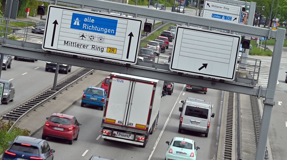 PKW und LKW fahren über den Münchner Ring. Der Münchner Stadtrat entscheidet über die Verschärfung des Diesel-Fahrverbots. / Foto: Niklas Treppner/dpa/Archivbild