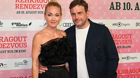 Die Schauspieler Sebastian Bezzel und Lisa Maria Potthoff, stehen bei der Weltpremiere von «Rehragout Rendezvous» im Mathäser Filmpalast auf dem Roten Teppich. / Foto: Felix Hörhager/dpa