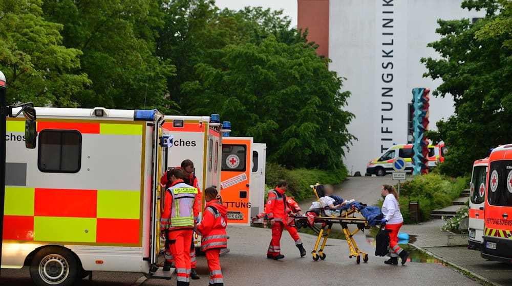 Rettungskräfte evakuieren Patienten aus der Stiftungsklinik in Weißenhorn. Die Klinik wurde aufgrund der Hochwassergefahr von dem sich in der Nähe befindenden Fluss Roth vorsorglich evakuiert. / Foto: Jörg Iser/Südwestdeutsches Mediennetzwerk/dpa