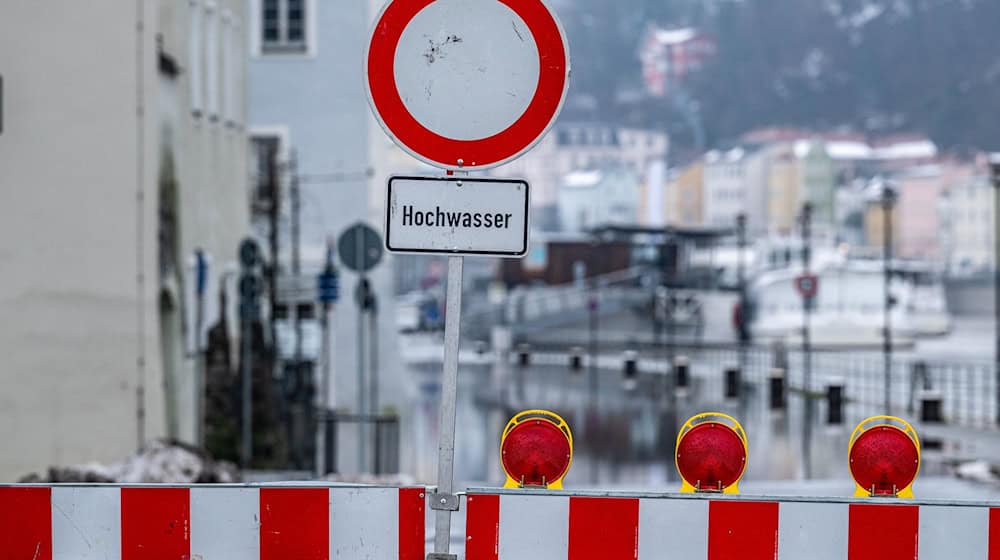 Eine vom Hochwasser der Donau Überschwemmte Straße ist gesperrt. / Foto: Armin Weigel/dpa