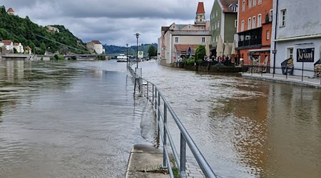 Eine Uferstraße ist vom Hochwasser überschwemmt. / Foto: Markus Zechbauer/Zema Medien/dpa