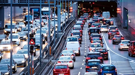 Dichter Verkehr schiebt sich im Berufsverkehr am Morgen in den Tunnel Heckenstallerstraße auf dem Mittleren Ring B2R. / Foto: Matthias Balk/dpa/Archivbild