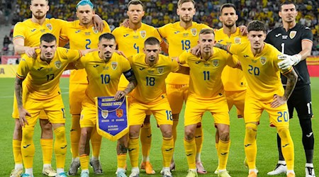 Rumänische Spieler posieren vor einem internationalen Freundschaftsspiel zwischen Rumänien und Bulgarien im Steaua-Stadion in Bukarest. Das rumänische Team startet an diesem Dienstag in Würzburg. / Foto: Andreea Alexandru/AP/dpa