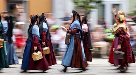 Eine Gruppe Trachtlerinnen nimmt am Umzug des Deutschen Trachtenfests 2022 teil. / Foto: Tobias Köhler/dpa/Archivbild