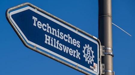 Ein Schild zeigt nahe dem S-Bahnhof Buch den Weg zum Technischen Hilfswerk (THW). / Foto: Soeren Stache/dpa
