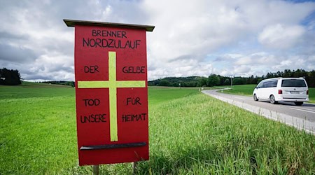 Ein Protestschild mit der Aufschrift «Brenner Nordzulauf - Der gelbe Tod für unsere Heimat». / Foto: Uwe Lein/dpa