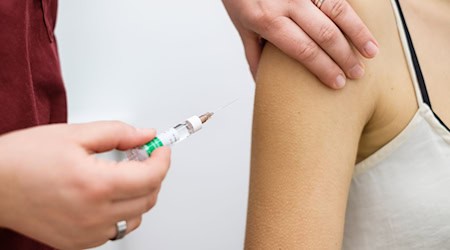 Archivbild: Eine Arzthelferin impft in einer Arztpraxis eine Patentin mit einer Spritze mit dem Impfstoff Rabipur zum Schutz vor Tollwut. / Foto: Ole Spata/dpa