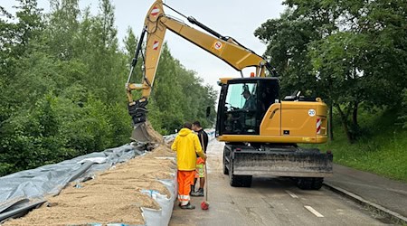 In Straubing schützen städtische Mitarbeiter eine Wohnsiedlung an der Donau auf etwa 400 Metern Länge mit Sandsäcken, sogenannten Big Packs. / Foto: Ute Wessels/dpa