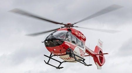 Ein Rettungshubschrauber der DRF-Luftrettung startet am Hubschrauber-Standort der DRF-Luftrettung am Uniklinikum Regensburg zu einem Einsatz. / Foto: Daniel Karmann/dpa