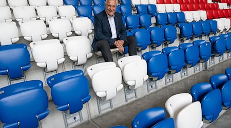 Joachim Herrmann (CSU), Bayerns Staatsminister des Innern, für Sport und Integration, sitzt nach der Medienrunde zum Thema Sicherheit bei Fußballspielen in der Allianz Arena auf der Tribüne. Der Minister gab den Startschuss. / Foto: Peter Kneffel/dpa