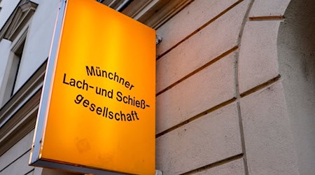 Ein beleuchtetest Schild markiert den Eingang zur Lach- und Schießgesellschaft. Die Stadt München hofft auf die Rettung des politischen Kabaretts. / Foto: Axel Heimken/dpa