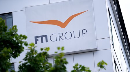 Das Logo des Reiseveranstalter FTI ist an der Firmenzentrale zu sehen. / Foto: Sven Hoppe/dpa/Symbolbild