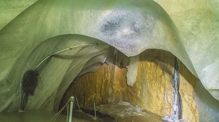 Die Eishöhle bei Marktschellenberg im Berchtesgadener Land gilt als die größte ihrer Art in Deutschland. / Foto: Kilian Pfeiffer/dpa