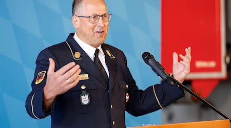 Johann Eitzenberger, Vorsitzender des Landesfeuerwehrverbandes Bayern, spricht bei einem Termin. / Foto: Daniel Löb/dpa