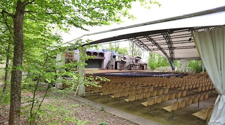Die Freilichtbühne im Ortsteil Sömmersdorf, in der alle fünf Jahre die Fränkischen Passionsspiele stattfinden. / Foto: Karl-Josef Hildenbrand/dpa