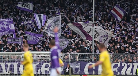 Osnabrücks Fans schwenken ihre Fahnen. / Foto: Friso Gentsch/dpa