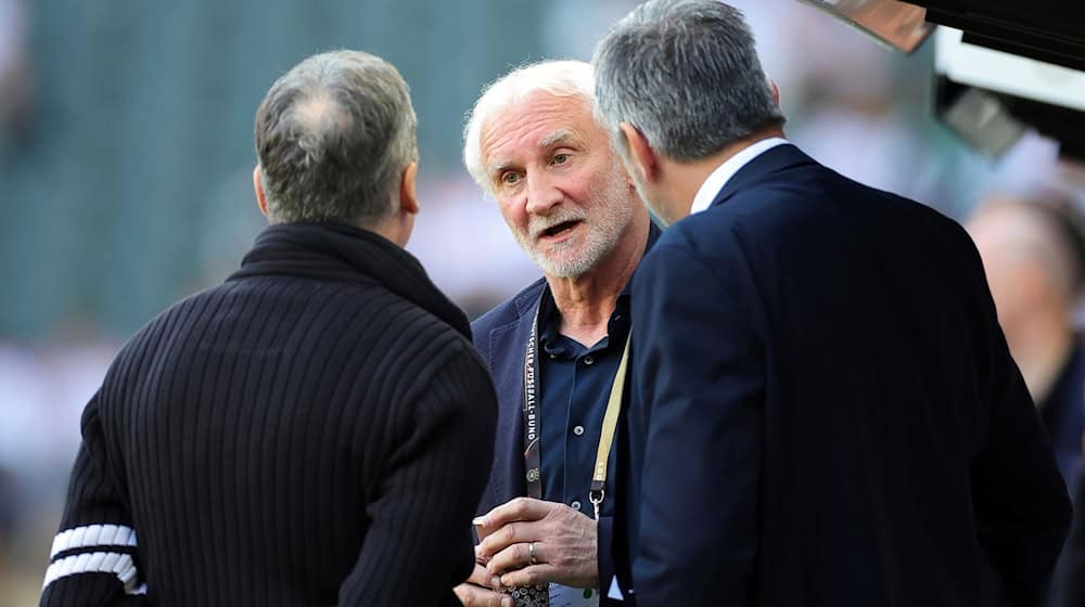 DFB-Sportdirektor Rudi Völler (M) unterhält sich vor dem Spiel. / Foto: Rolf Vennenbernd/dpa/Archivbild