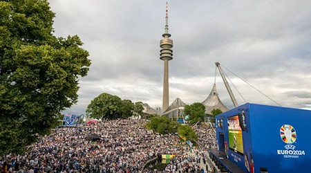 Im Olympiapark liegt die Bühne der offiziellen Fanzone. Während der Fußball-EM ist dort die UEFA- Fanzone. / Foto: Stefan Puchner/dpa