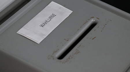 Eine Wahlurne steht in einem Briefwahlbüro. / Foto: Arne Dedert/dpa