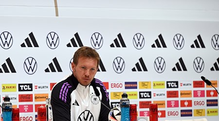 Deutschlands Trainer Julian Nagelsmann beantwortet die Fragen von Journalisten. / Foto: Federico Gambarini/dpa