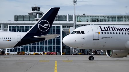 Flugzeuge der Lufthansa stehen am Flughafen München auf dem Rollfeld. / Foto: Sven Hoppe/dpa