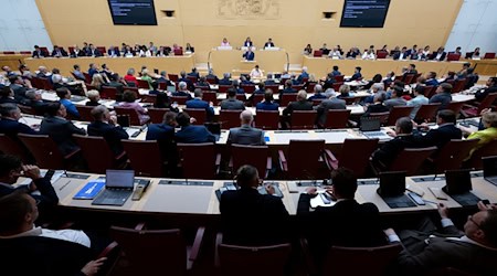 Markus Söder (CSU), Ministerpräsident von Bayern, gibt im bayerischen Landtag eine Regierungserklärung. Thema der Sitzung ist das Modernisierungs- und Beschleunigungsprogramm Bayern 2030. / Foto: Sven Hoppe/dpa