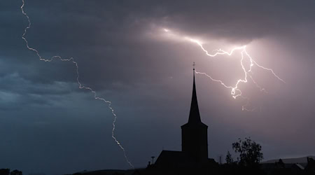 Blitze entladen sich aus einer Gewitterwolke. / Foto: Nicolas Armer/dpa/Symbolbild