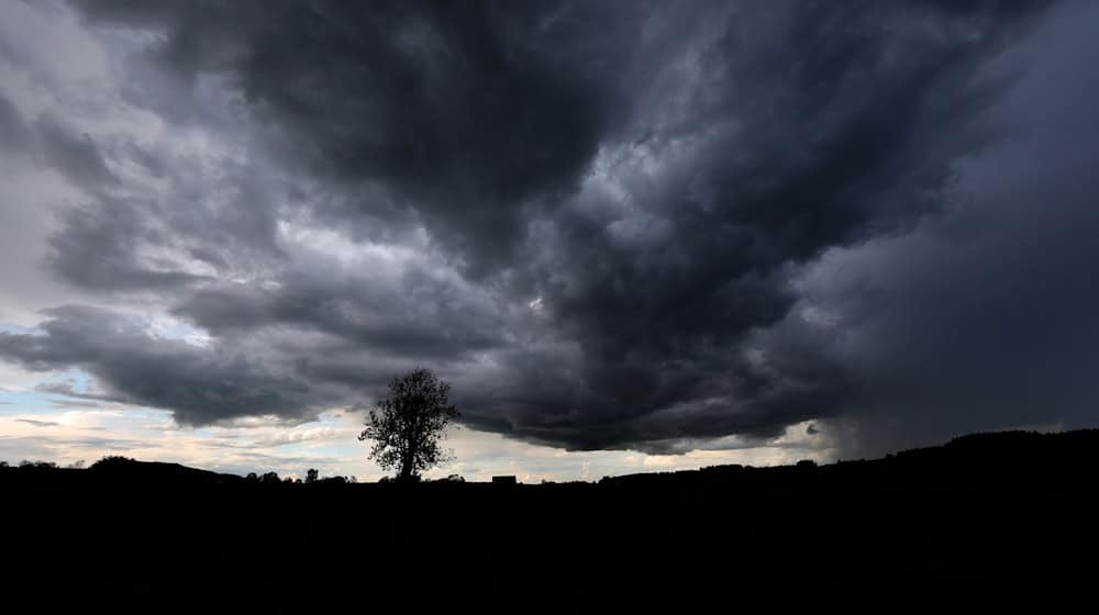 Eine dunkle Wolkenfront zieht über das Allgäuer Alpenvorland. / Foto: Karl-Josef Hildenbrand/dpa