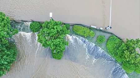 Luftbildaufnahmen zeigen die aus den Ufern getretene Ilm. Es ist zu erwarten, dass die Pegelstände weiter steigen werden. / Foto: Jason Tschepljakow/dpa