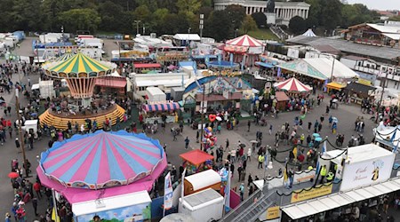 Die "Oide Wiesn" ist aus dem Riesenrad zu sehen. Das Oktoberfest endet an diesem Sonntag. / Foto: Felix Hörhager/dpa