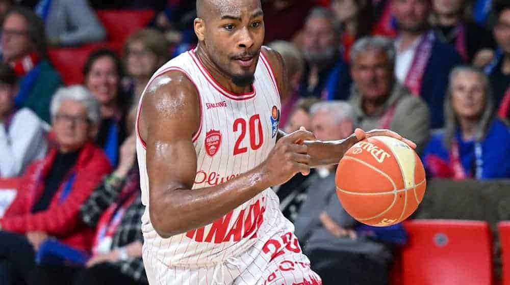 Javon Bess von Würzburg spielt den Ball. / Foto: Sven Hoppe/dpa