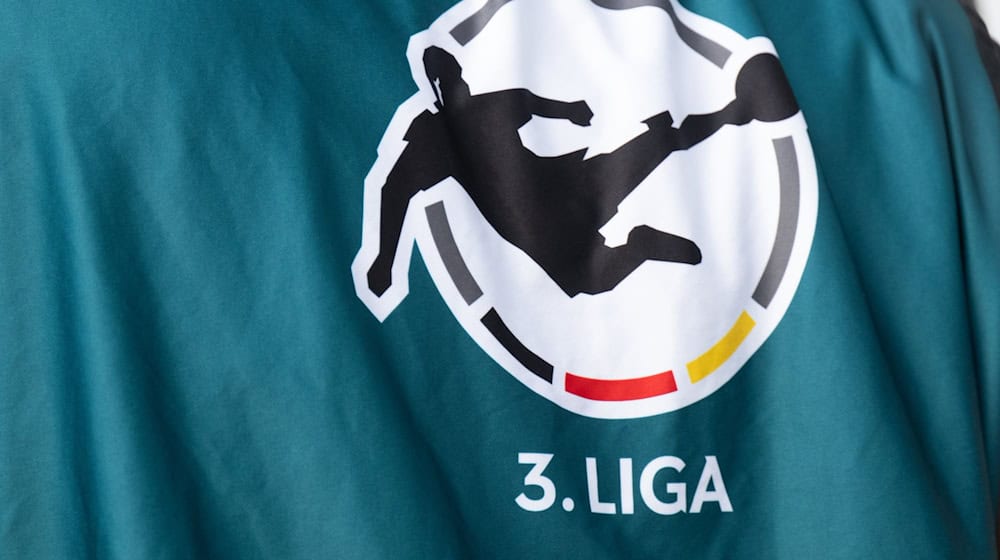 Ein Mitarbeiter der Fernsehproduktion trägt ein Leibchen mit dem Logo der 3. Liga. Würzburg und Hannover II kämpften um den Aufstieg. / Foto: Robert Michael/dpa/Archivbild