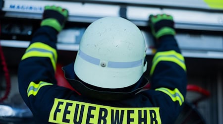 Ein Feuerwehrmann holt Equipment aus einem Einsatzfahrzeug an der Feuerwache der Feuerwehr. / Foto: Rolf Vennenbernd/dpa