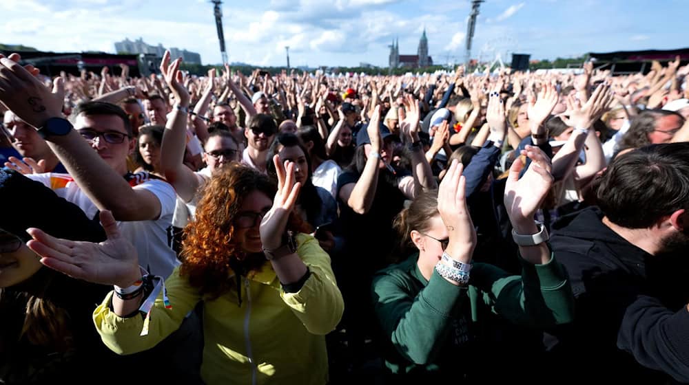 Fans verfolgen beim Fan Fest EURO 2024 auf der Theresienwiese das Konzert von Mark Forster auf der Bühne. / Foto: Sven Hoppe/dpa