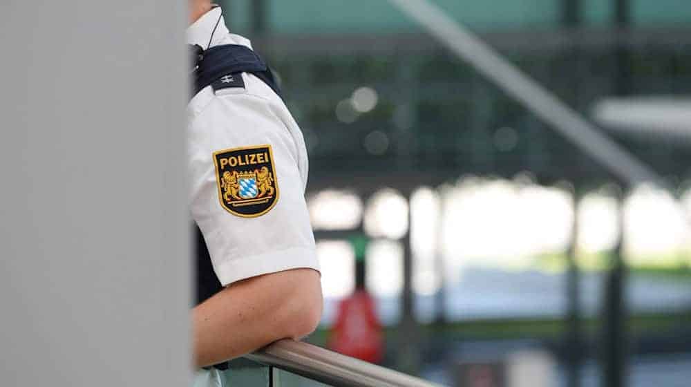 Ein Bundespolizist steht auf dem Flughafen München. / Foto: Karl-Josef Hildenbrand/dpa
