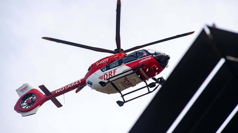 Ein Rettungshubschrauber mit der Kennung D-HXFF der Deutschen Rettungsflugwacht (DRF) fliegt zur Notaufnahme. / Foto: Stefan Sauer/dpa