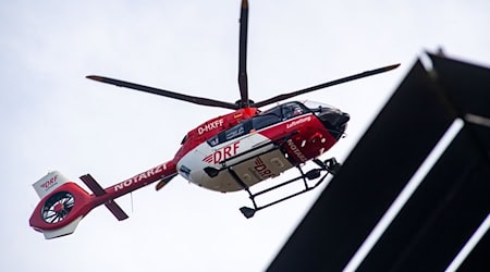 Ein Rettungshubschrauber mit der Kennung D-HXFF der Deutschen Rettungsflugwacht (DRF) fliegt zur Notaufnahme. / Foto: Stefan Sauer/dpa