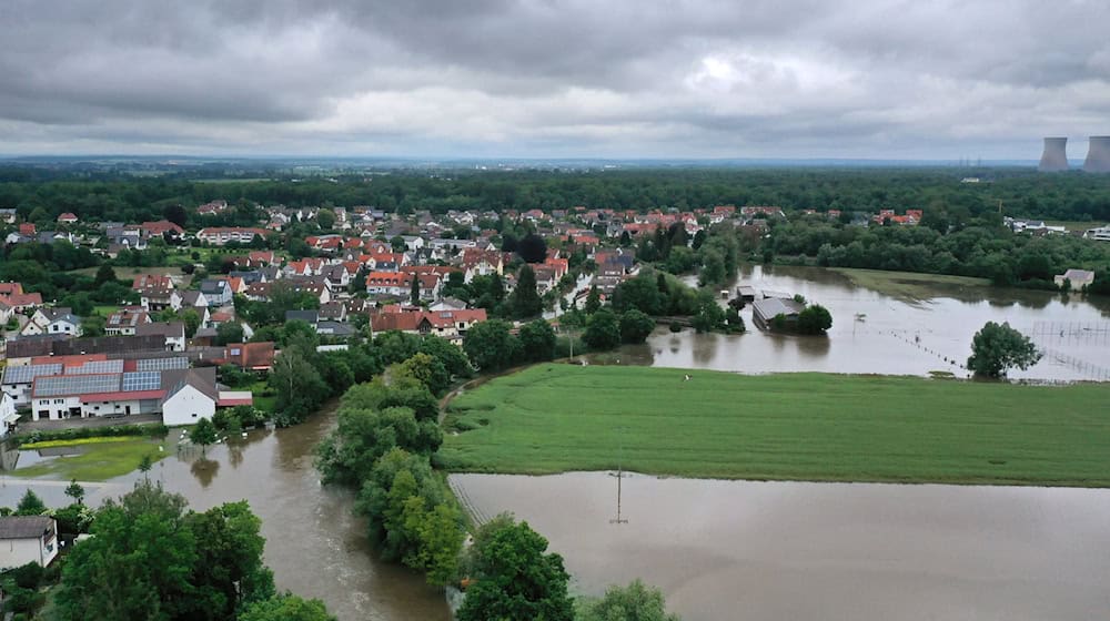 Wiesen und Ackerflächen sind vom Hochwasser der Mindel überflutet (Luftaufnahme mit einer Drohne). / Foto: Karl-Josef Hildenbrand/dpa