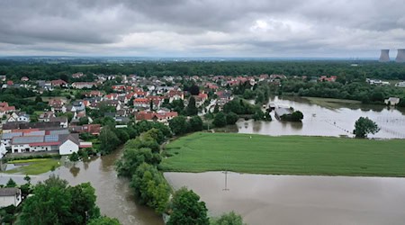 Wiesen und Ackerflächen sind vom Hochwasser der Mindel überflutet (Luftaufnahme mit einer Drohne). / Foto: Karl-Josef Hildenbrand/dpa