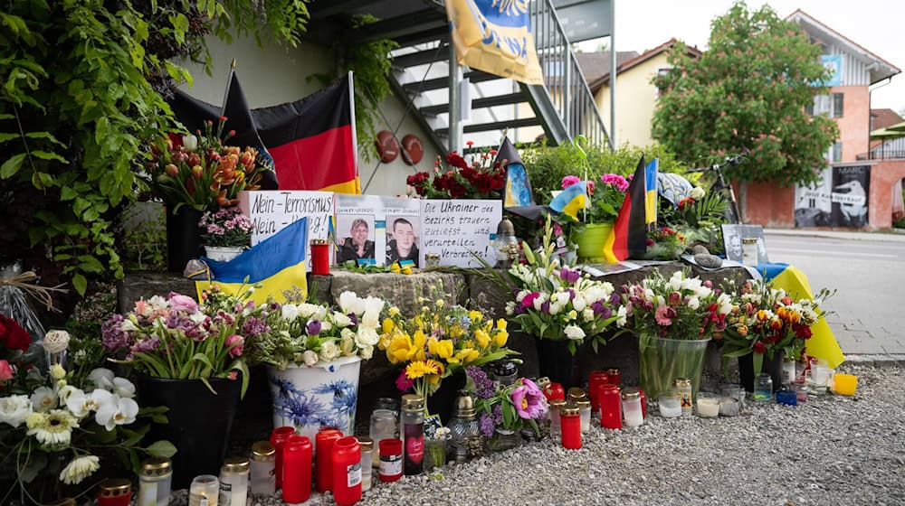 Neben dem Einkaufszentrum an dem am 27.04.2024 zwei Männer aus der Ukraine getötet worden sind, wurden Blumen niedergelegt. / Foto: Lukas Barth/dpa