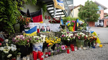 Neben dem Einkaufszentrum an dem am 27.04.2024 zwei Männer aus der Ukraine getötet worden sind, wurden Blumen niedergelegt. / Foto: Lukas Barth/dpa