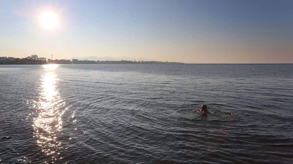 Eine Frau schwimmt nahe der deutschen Grenze im rund zehn Grad kalten Wasser des Bodensee. / Foto: Karl-Josef Hildenbrand/dpa