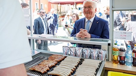 Bundespräsident Frank-Walter Steinmeier kauft sich bei einem Besuch in Weiden am Bratwurststand Weishäupl Bratwürste. / Foto: Daniel Karmann/dpa