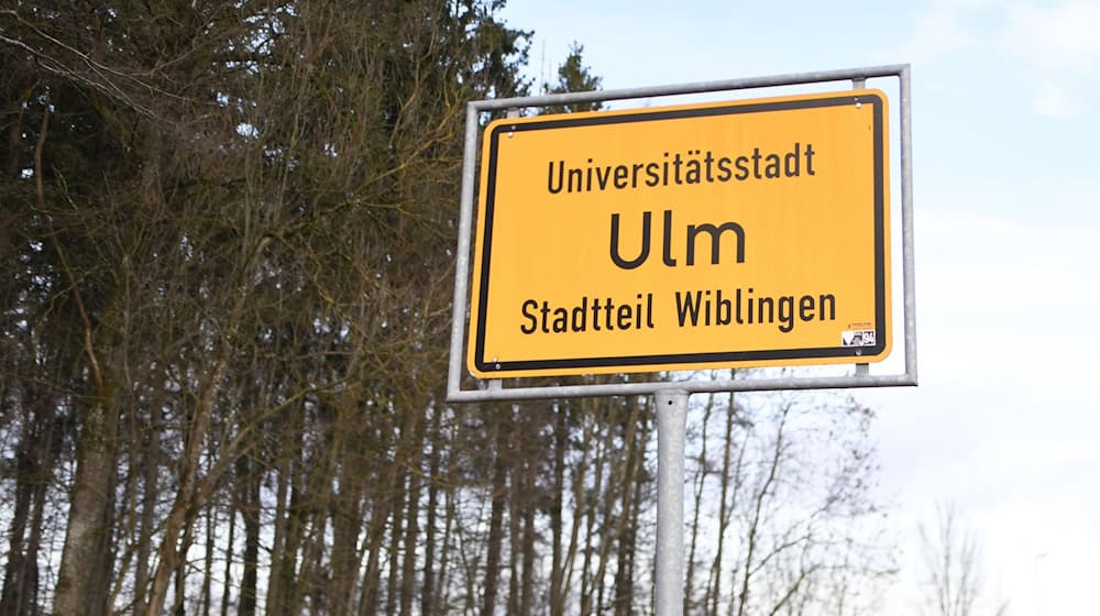 Bei einer Suchaktion in einem Wald im Ulmer Stadtteil Wiblingen hatten die Einsatzkräfte kurz nach Weihnachten das leblose Opfer gefunden. (Archivbild) / Foto: Jason Tschepljakow/dpa