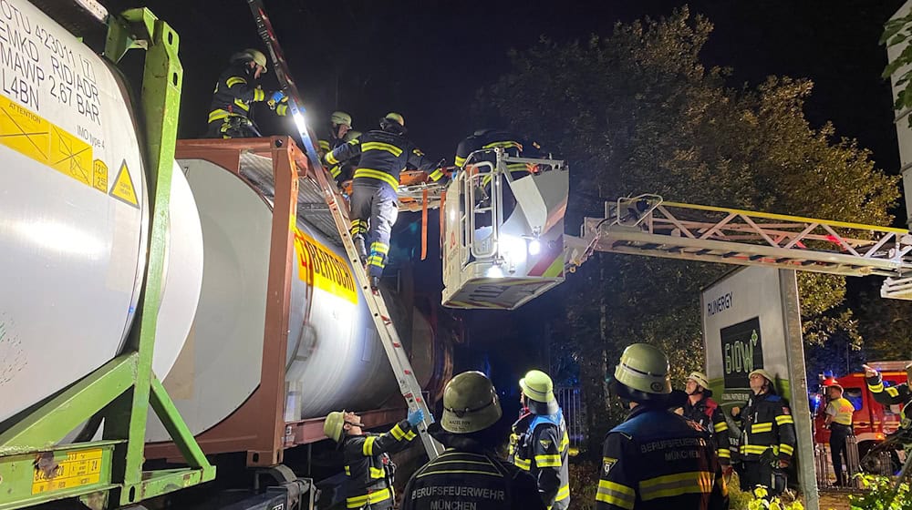 Erst nachdem der Strom abgestellt war, konnte die Feuerwehr mit der Rettung beginnen. / Foto: --/Bundespolizeidirektion München/dpa