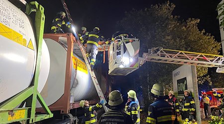 Erst nachdem der Strom abgestellt war, konnte die Feuerwehr mit der Rettung beginnen. / Foto: --/Bundespolizeidirektion München/dpa