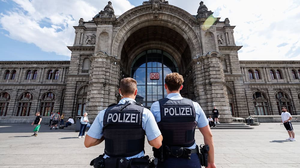 Mit einer zerbrochenen Glasflasche bedrohte ein 28-Jähriger Polizisten am Nürnberger Hauptbahnhof. / Foto: Daniel Karmann/dpa